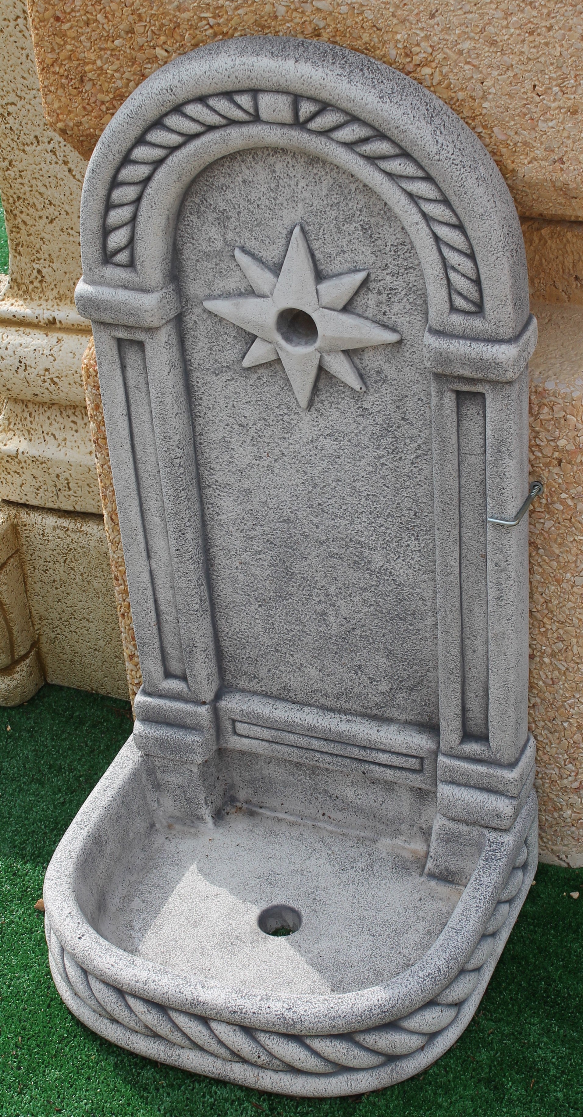 Fontaine murale Ouest 37x32x77cm. pour les Jardins en Betón Pierre. Couleur Gris - 5