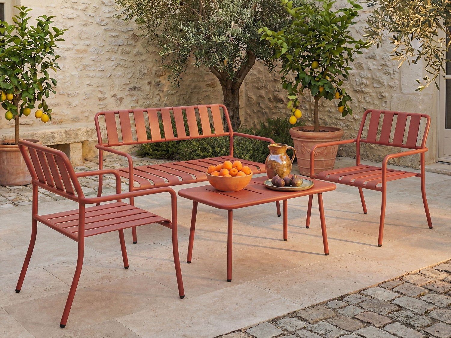 Metalowy zestaw ogrodowy: ławka, 2 fotele niskie i stolik kawowy - Terracotta - BIRMOS od MYLIA