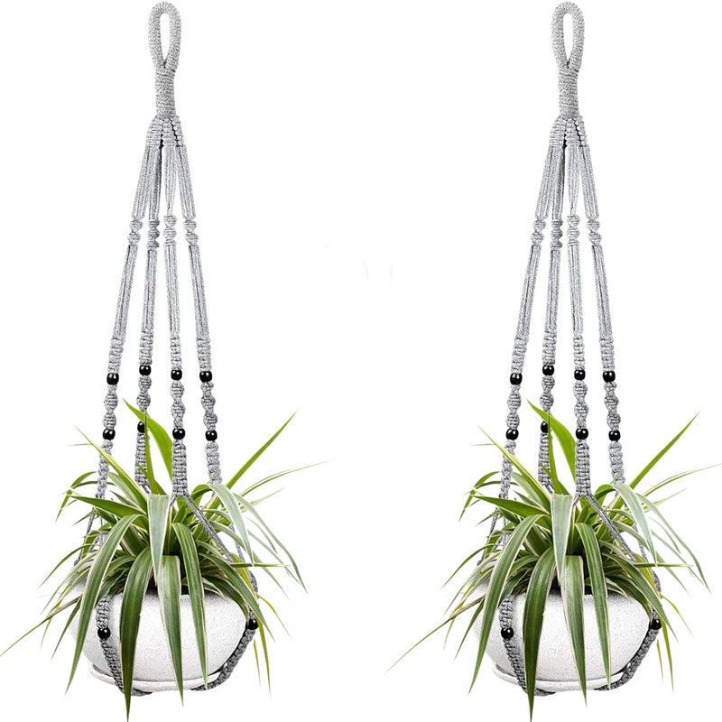 Dwa wiszące kosze na rośliny doniczkowe, wykonane z szarego bawełnianego sznurka, o długości 98 cm, ozdobione drewnianymi koralikami. Haczyki nie są d