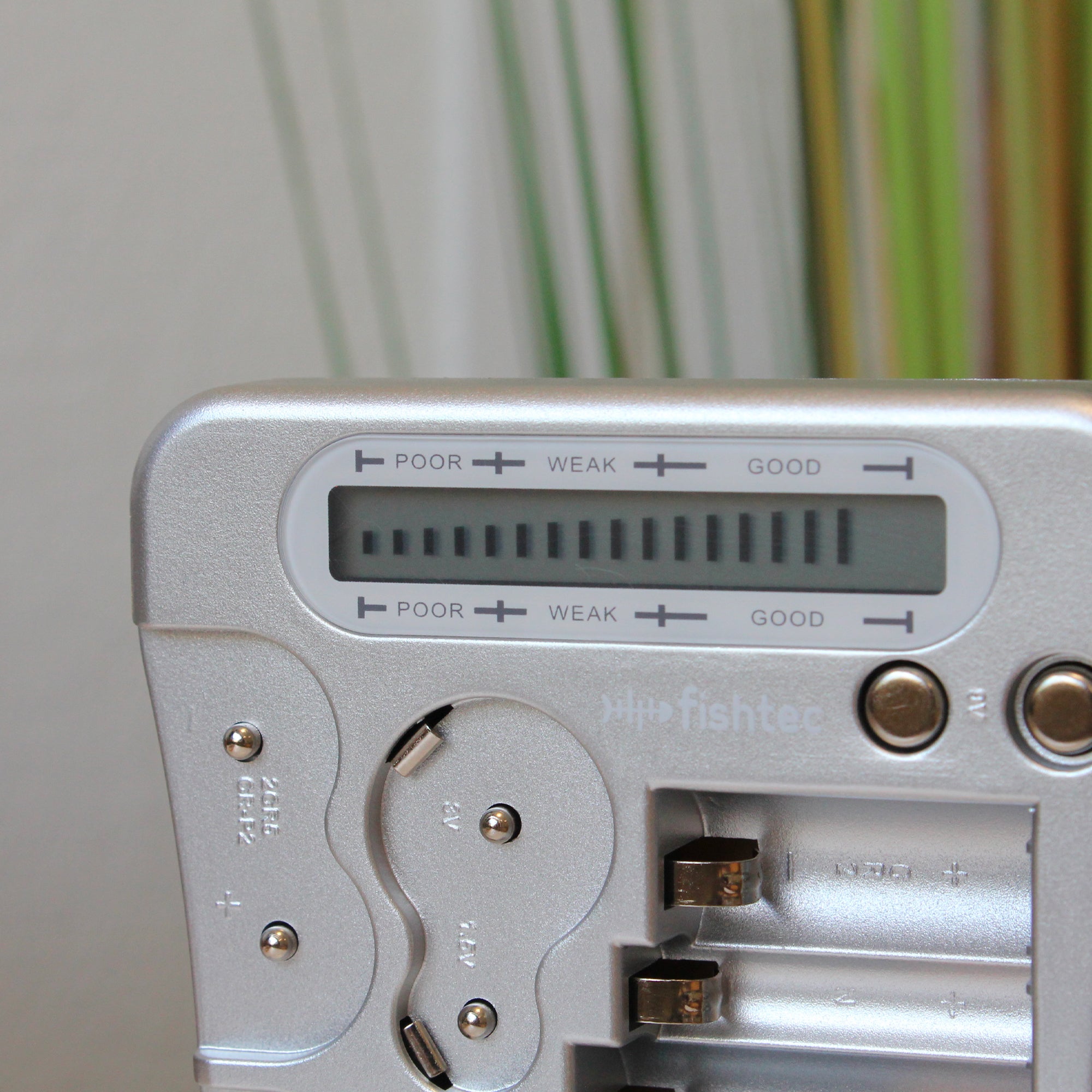 FISHTEC Tester di pile Universale, Visualizzazione digitale della tensione, Pile AA/LR6, AAA/LR3, C/LR14, D/LR20, 9V, Pile Bottone ALCALINE, Grigio - 7