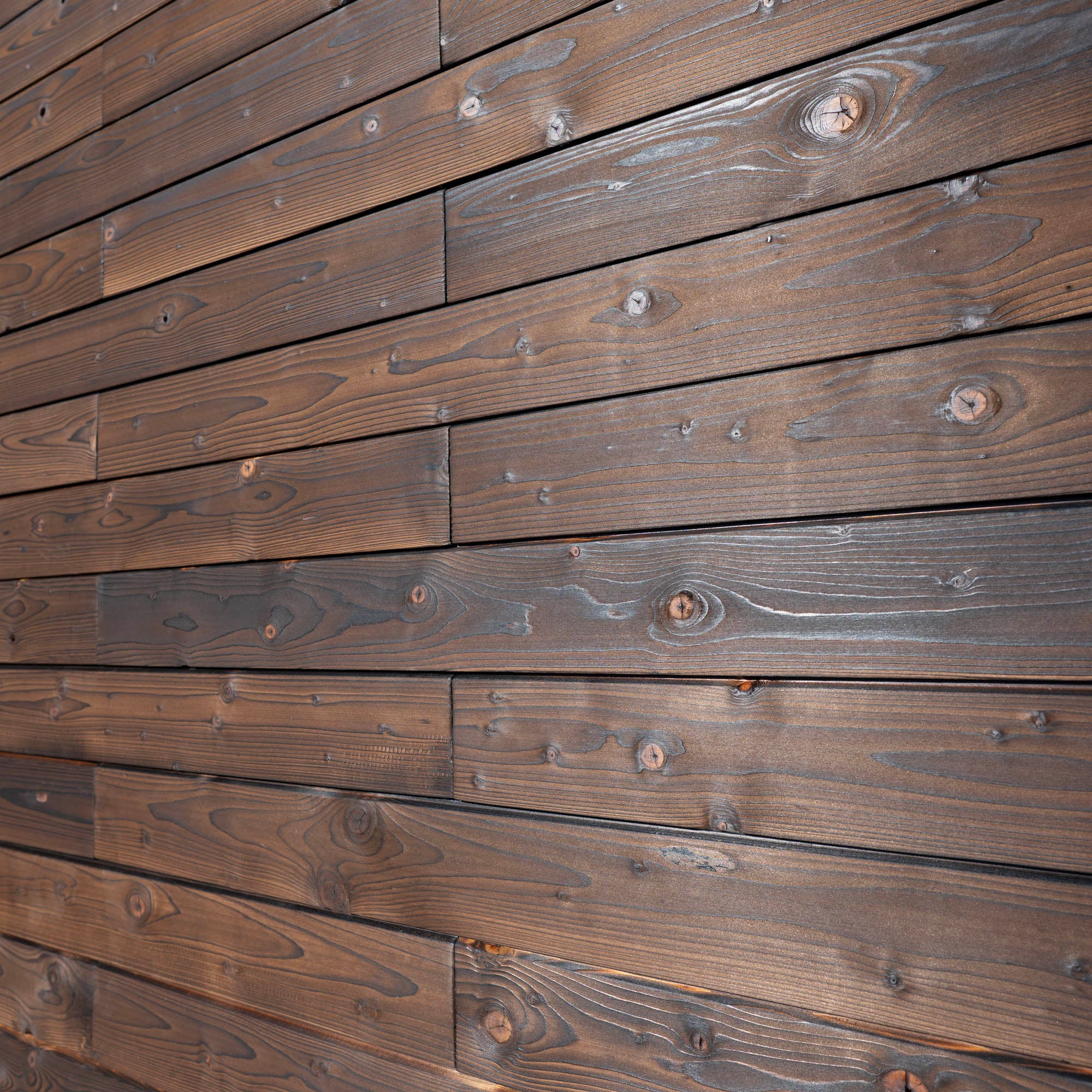 Painel de parede em madeira maciça, acabamento ripado carbonizado - encaixe macho-fêmea - 18x120x1191 mm - Interior/Exterior - 1m²/7 painéis - 5