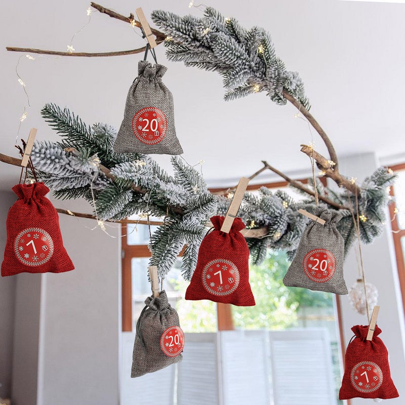 24 Calendario dell'Avvento in tessuto, 24 adesivi digitali, borse per regali di Natale fai da te, borse con ciondoli decorativi, rosso/grigio - 8