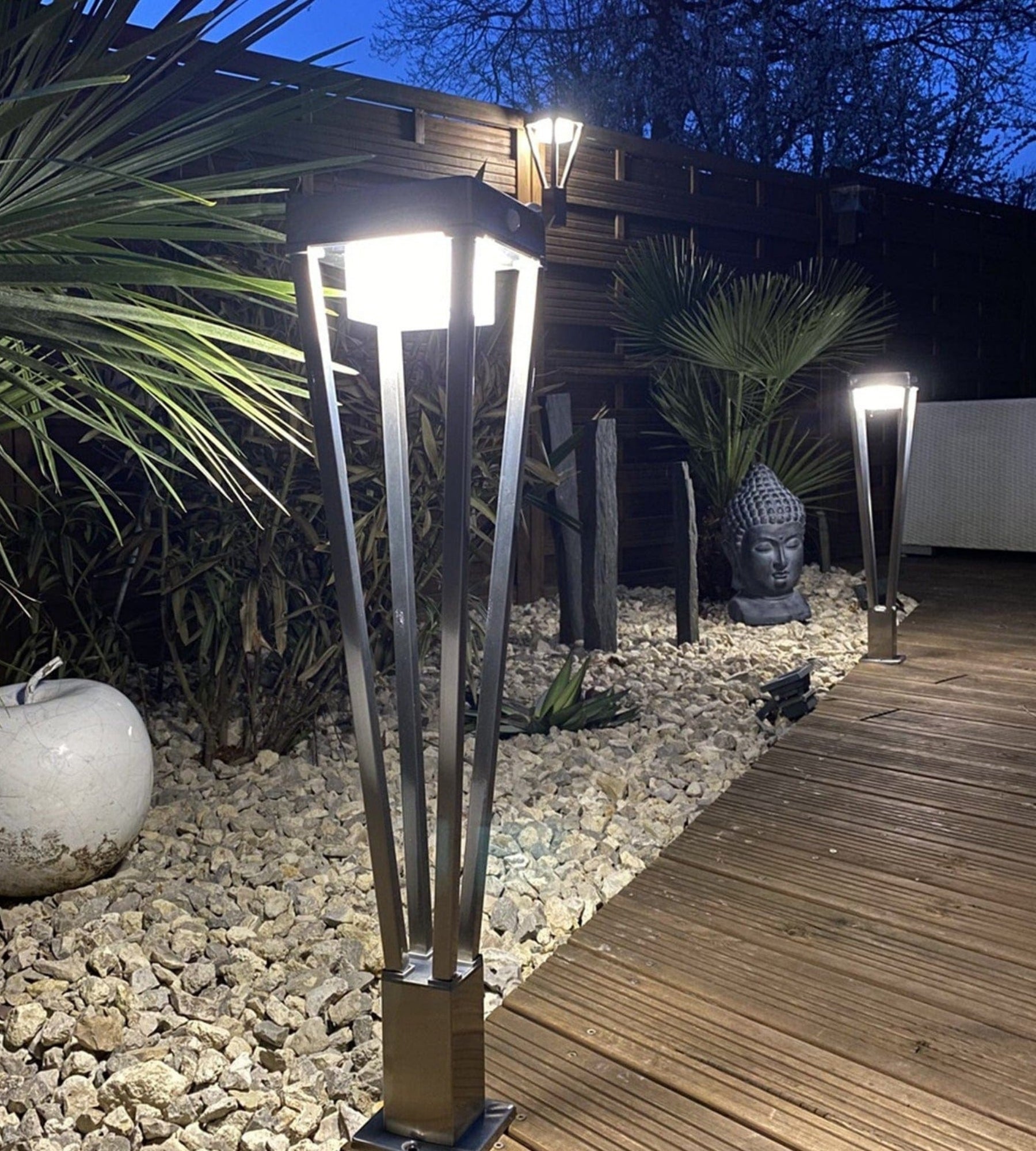 Borne Led solaire LUXOR noire - Détecteur de mouvements - 3 modes d'éclairages 75 à 600 lumens - 5