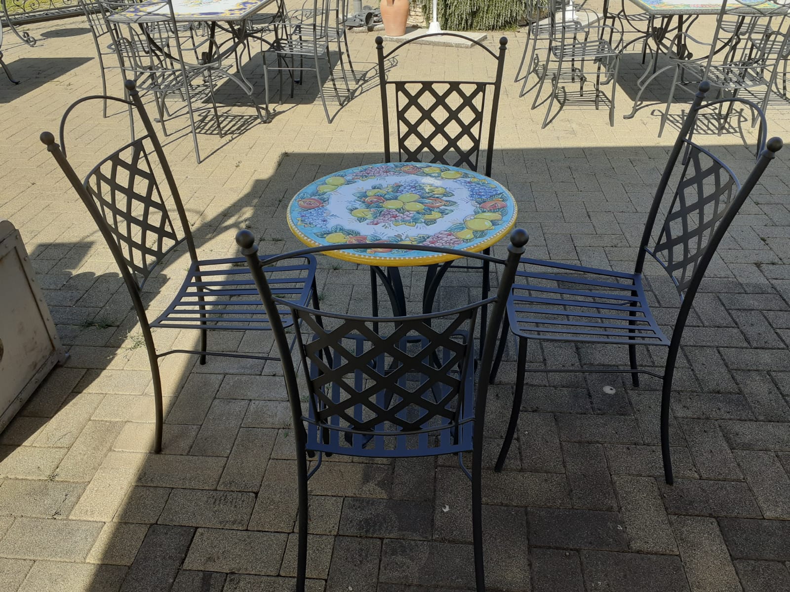 Set tavolo in pietra lavica Ø60 cm con sedie modello Rombi senza