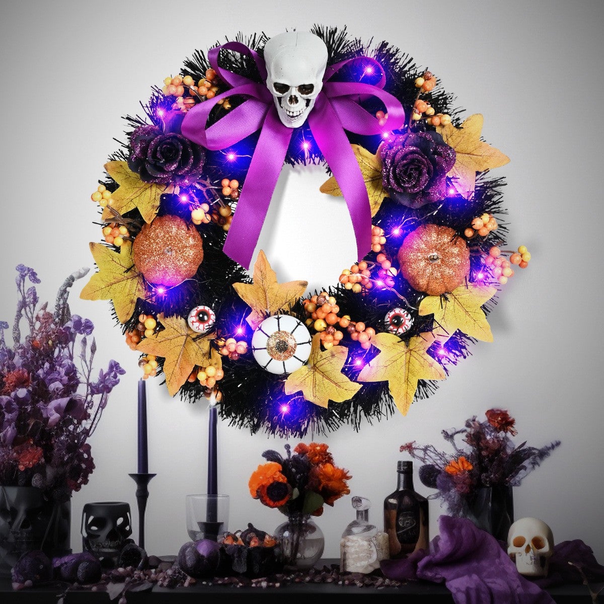 Wieniec halloweenowy w kształcie czaszki z kokardą i elementami dyni, dekoracja na drzwi, 35 x 38 cm, dekoracje świąteczne