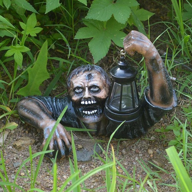 Statue de zombie en résine avec lanterne LED, inspirée des films d'horreur, idéale pour décorer votre jardin, terrasse ou pelouse.