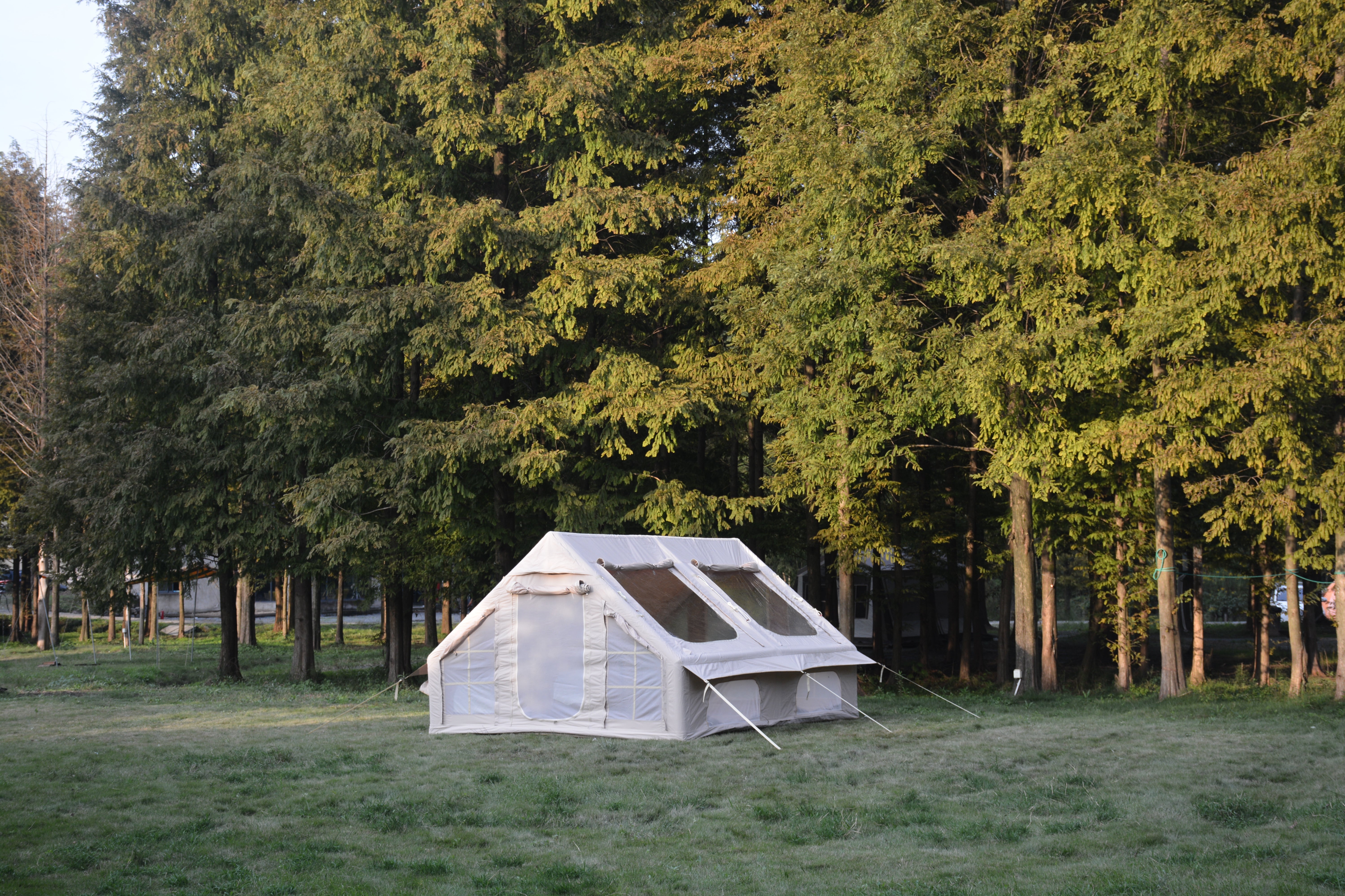 Grande maison gonflable sous tente - 4