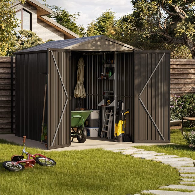 A kifelé nyíló ajtónak köszönhetően több hely marad a fészer belsejében