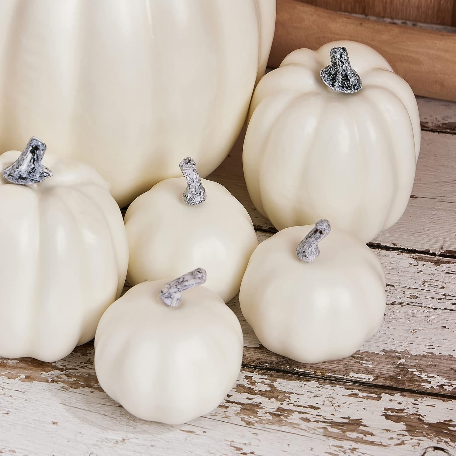 Calabazas artificiales de espuma blanca, 7 piezas, calabazas falsas para decoraciones de jardín de otoño, Acción de Gracias y Halloween - 6