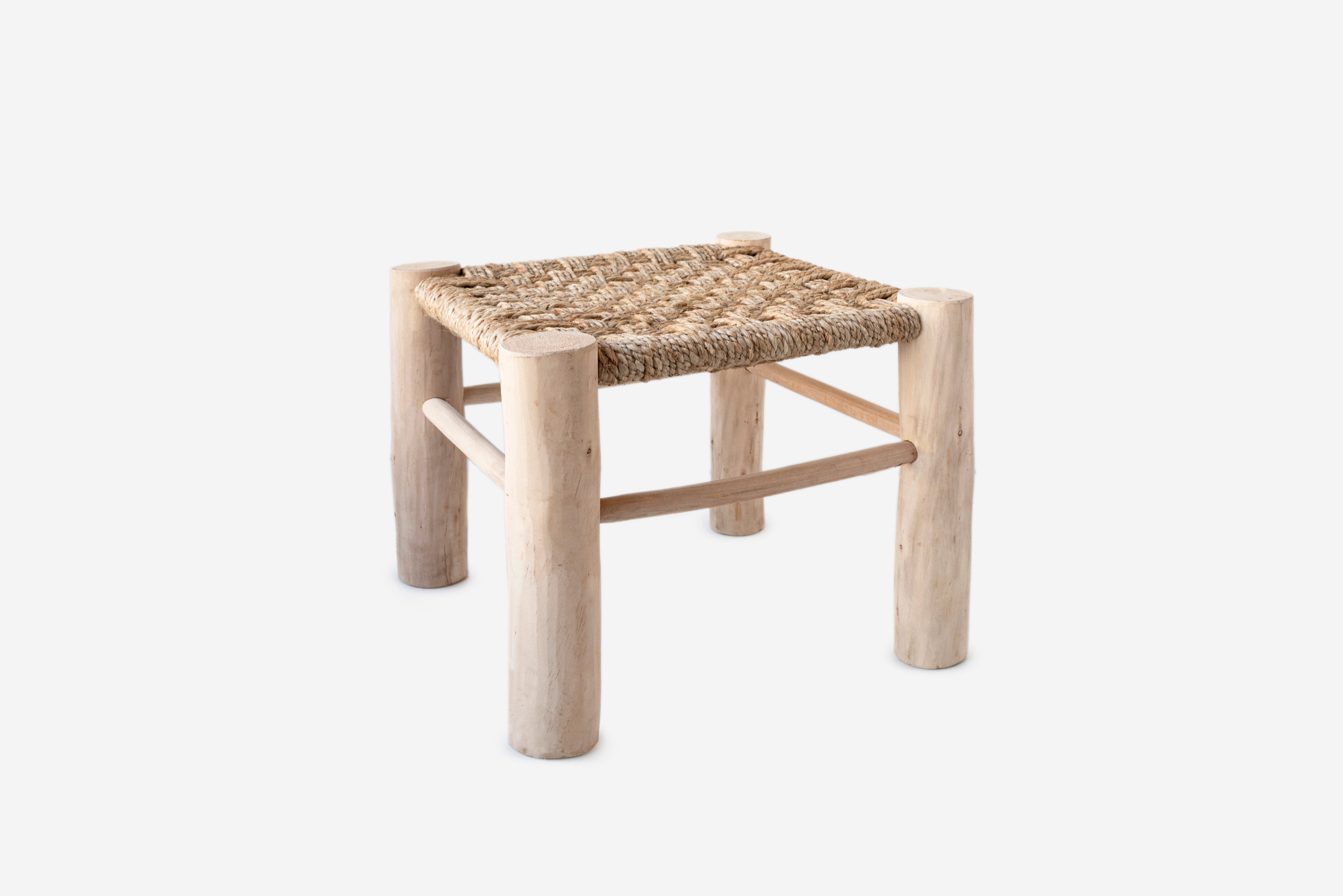 Stołek z włókien naturalnych 45x45x42 cm – ręcznie pleciony z juty, styl rustykalny i ekologiczny