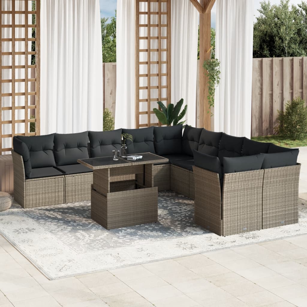 11 muebles de jardín con cojines de resina tejida en gris claro.