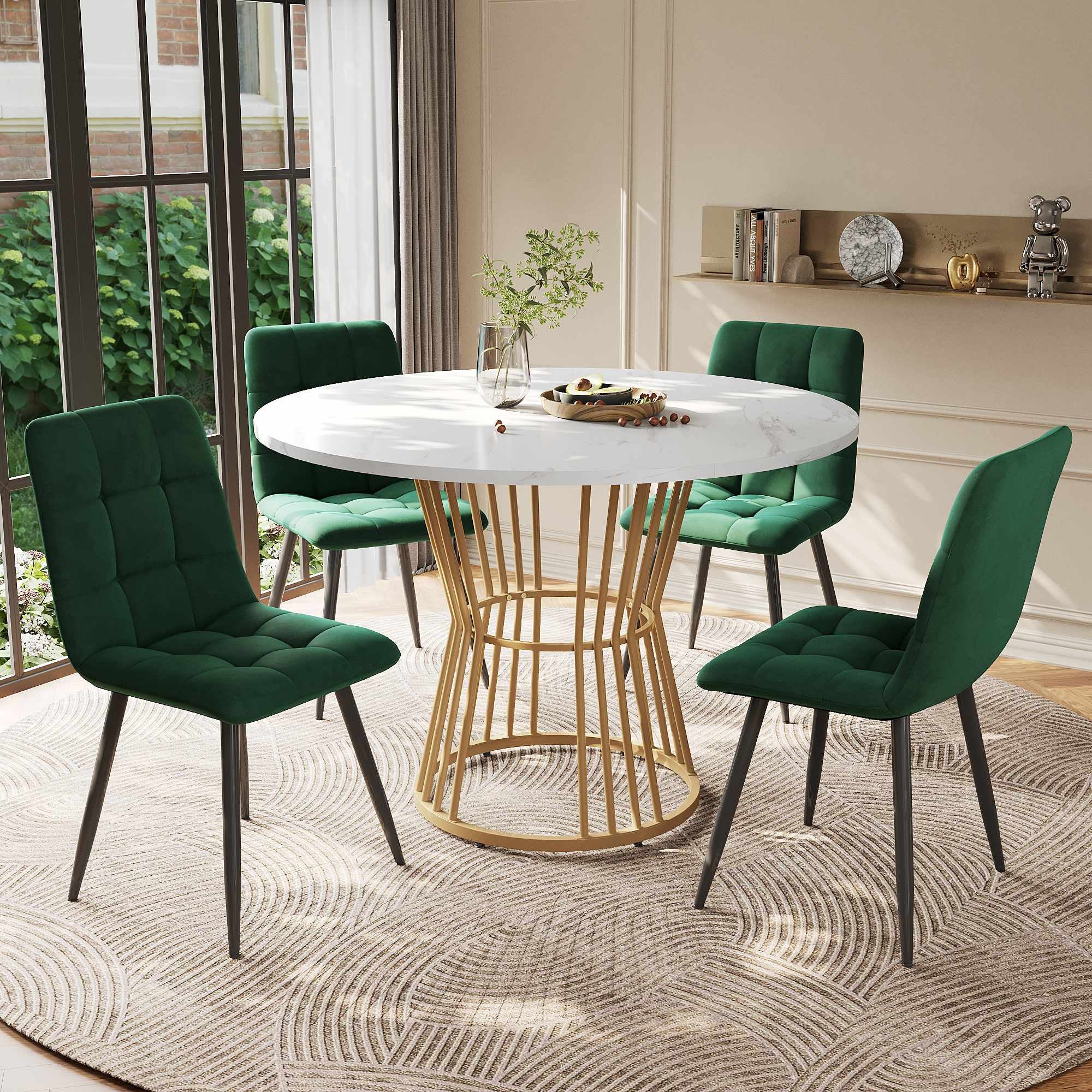 Table ronde avec des chaises confortables