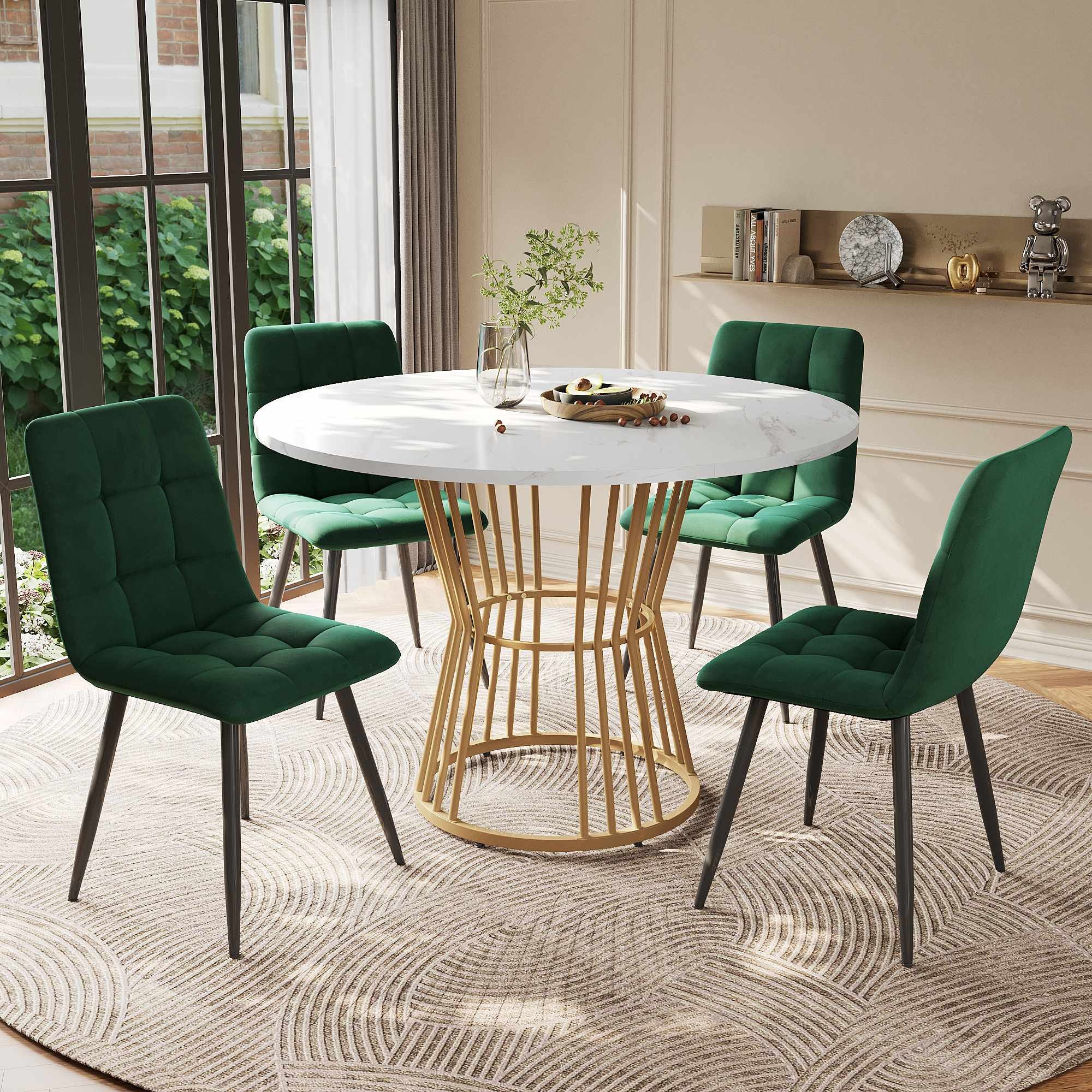 Table ronde avec des chaises confortables Table ronde avec des chaises confortables