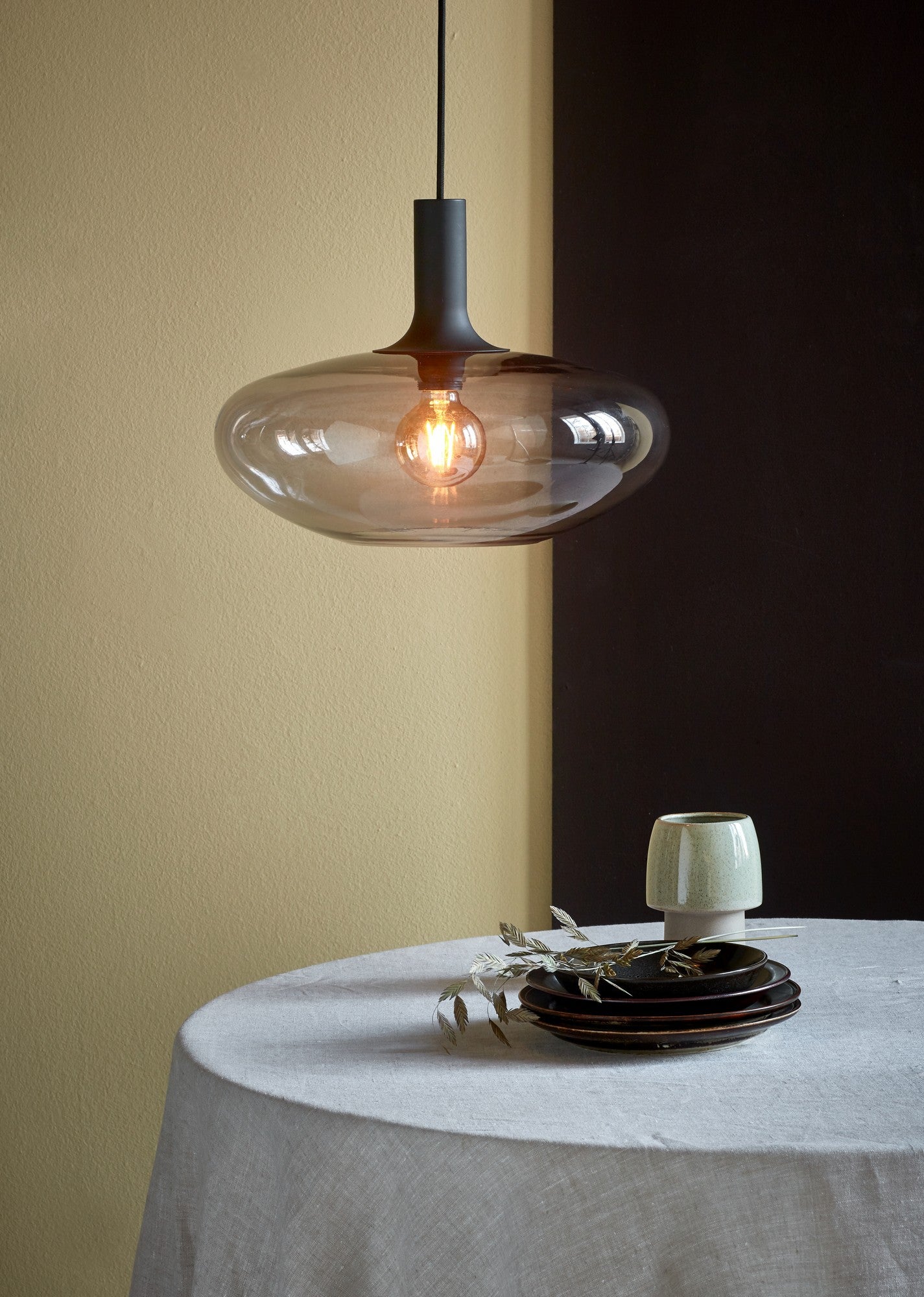 Czarna wisząca lampa sufitowa z kulą z przydymionego szkła ø35 cm ALTON Nordlux