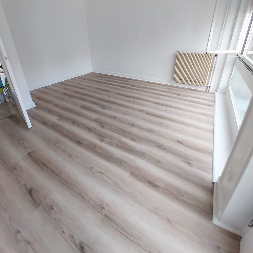 Sol PVC - Lames PVC clipsable avec sous couche intégrée- GARANTIE 20 ans -Ep. 5,5 mm- Clair nuance - Dimensions L 122 cm x l 23 cm - 6