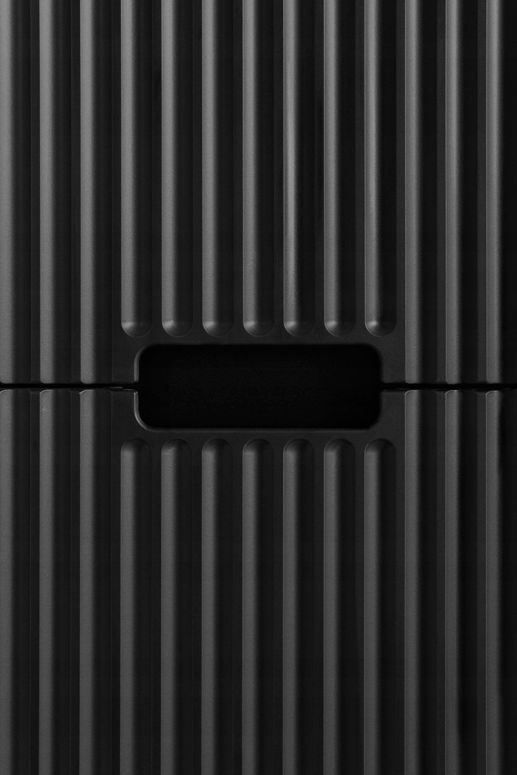 Colonne de salle de bain suspendue noire 136 cm façades rainurées MDF deux portes Rodan - 8