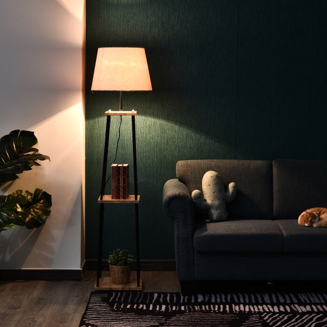 Lampadaire design contemporain avec 3 étagères intégrées, 40W max, en bois massif pin et métal noir, abat-jour lin beige, pour salon et chambre