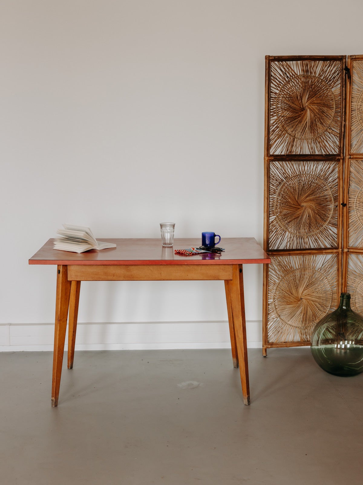 Table à manger au plateau en formica rouge Karla N°1281 | Leroy Merlin
