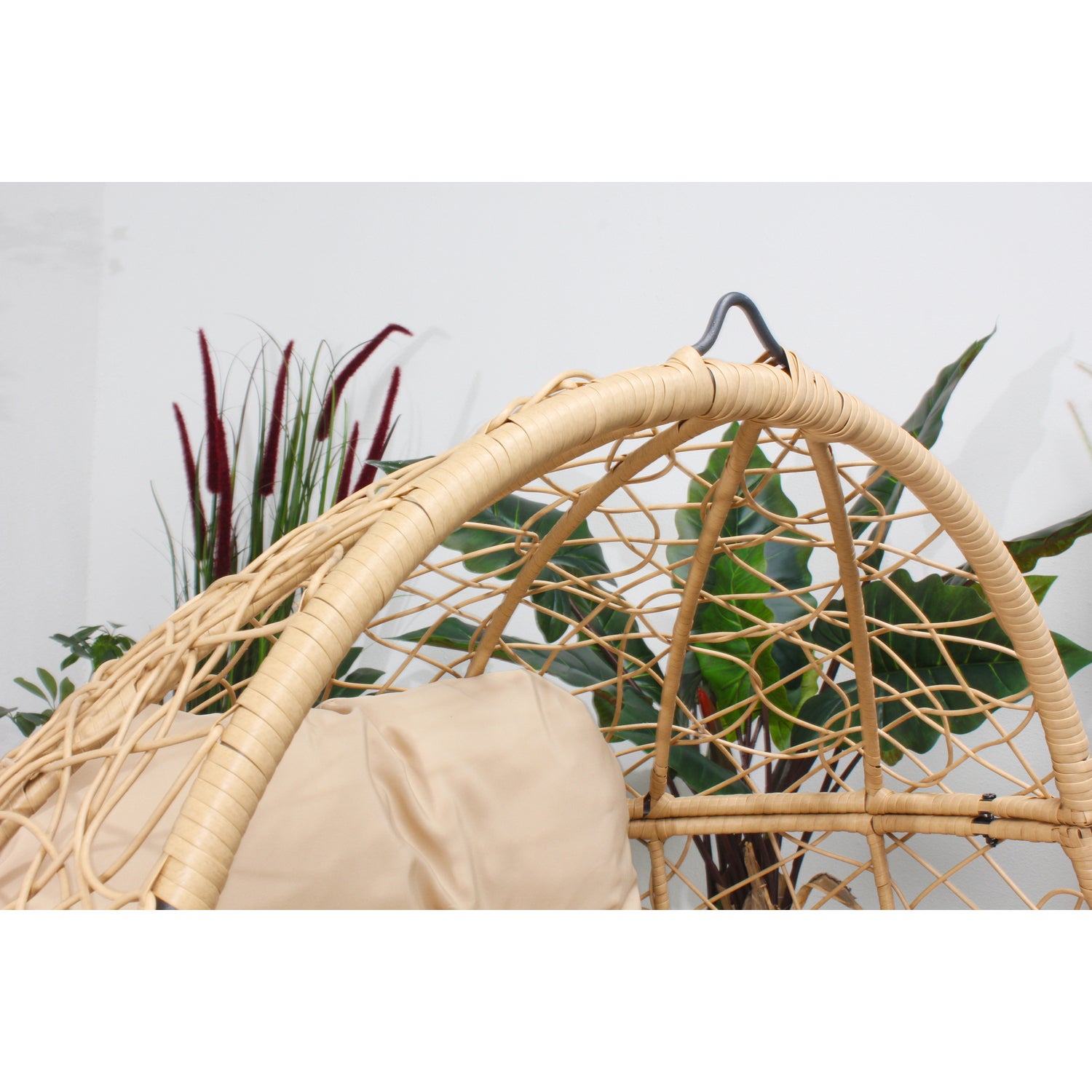 Fauteuil œuf sur pied en résine beige effet rotin JANE - 6