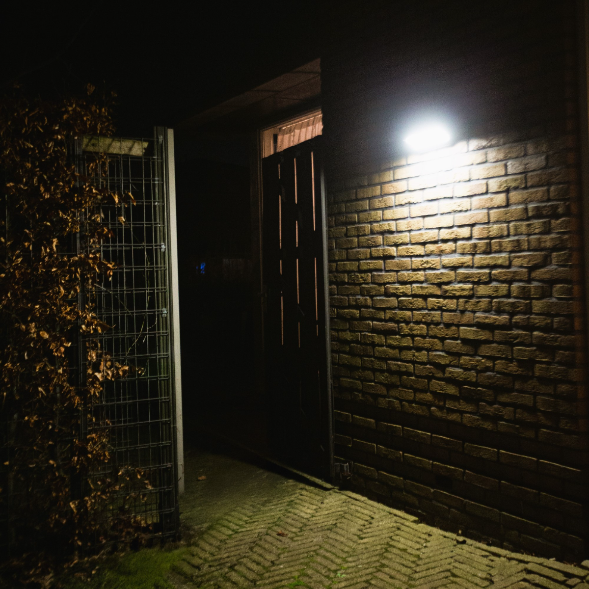 Iplux® Applique murale solaire LED SafeSense Pro - 900 lumens - Haute qualité - Capteur de mouvement - IP65 - 4000K - Aluminium - 6