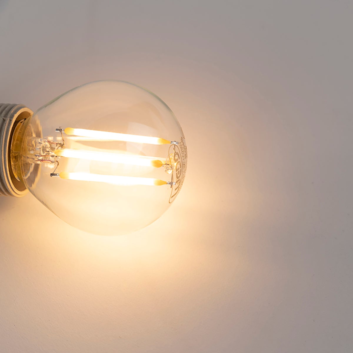 Lot de 4 ampoules LED E14 à intensité variable P45 transparentes 3W 250lm 2700K - 4