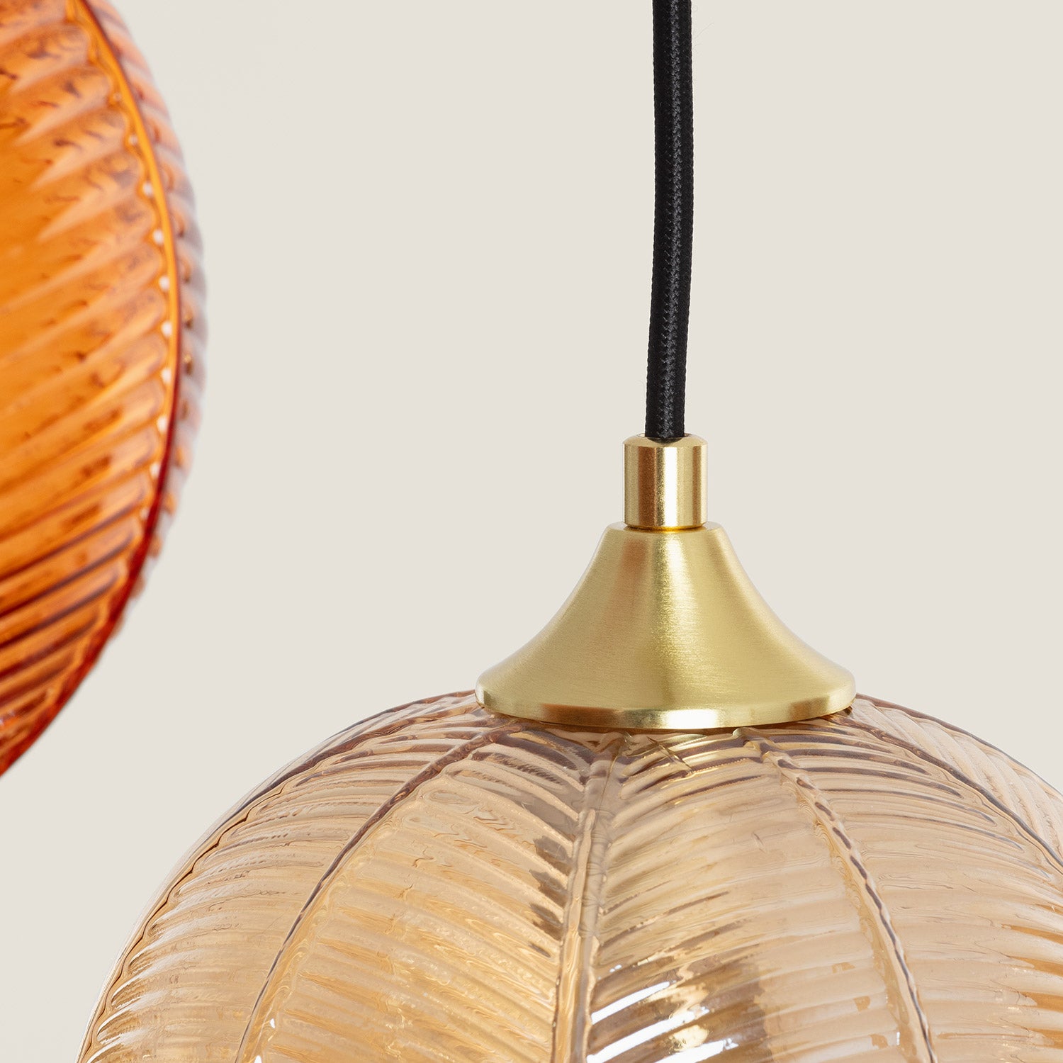 LEDKIA LIGHTING - Lámpara Colgante Tri Klimt | Diseño Clásico y Elegante | 3 Pantallas de | Compatible con Bombillas E27 | Uso en Interiores, - 7