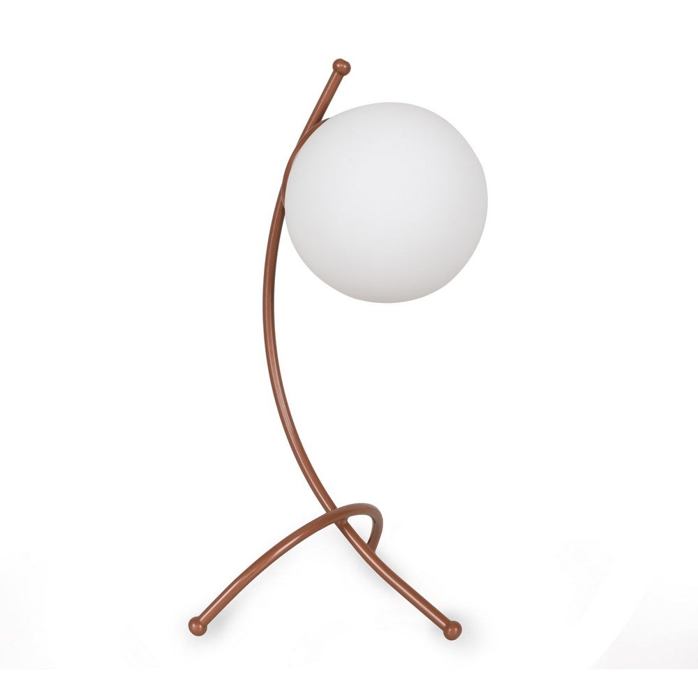 Minimalistyczna lampa stołowa Kelen z oryginalnie zakrzywioną miedzianą metalową strukturą i białą szklaną kulą.