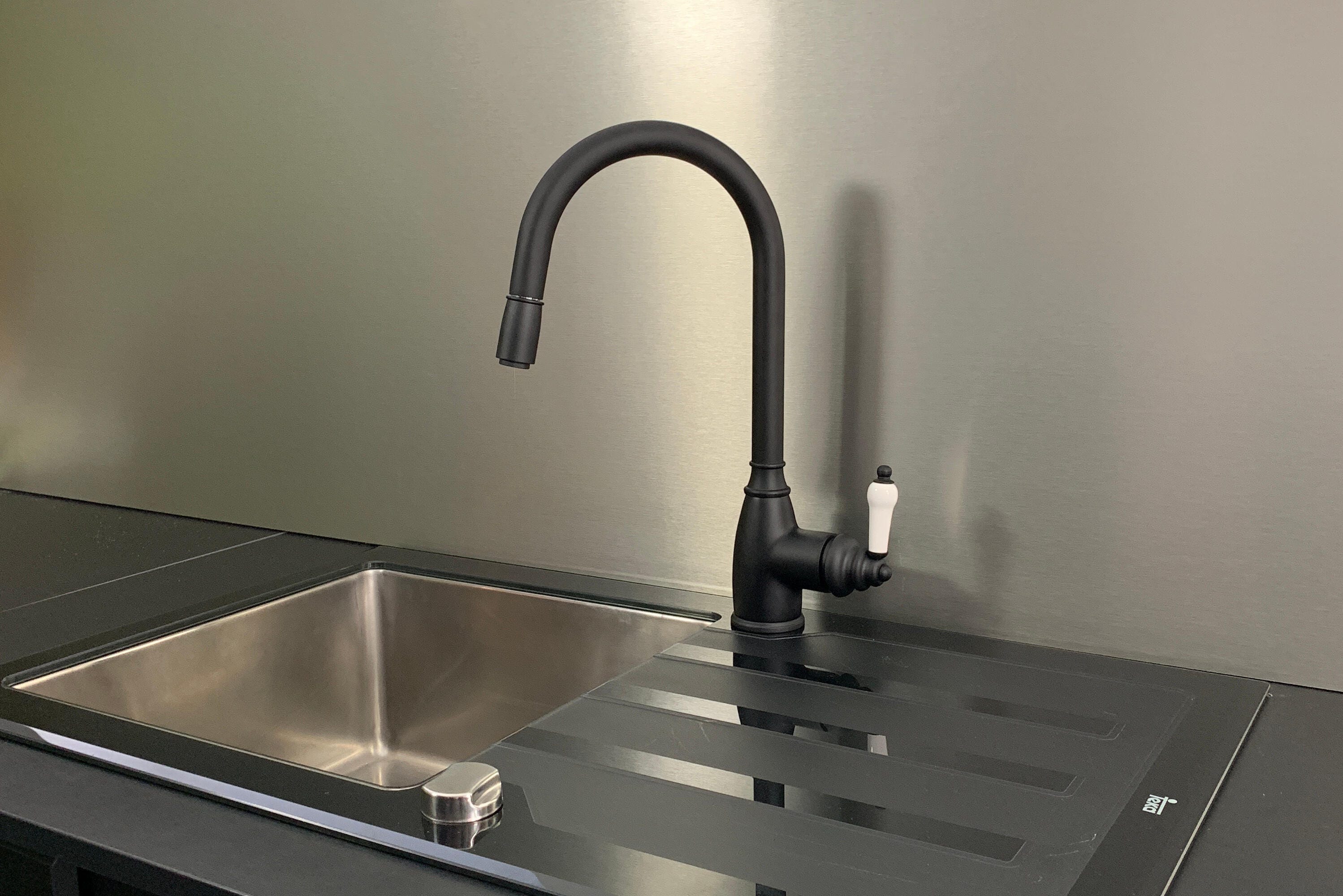 Bateria kuchenna z wyciąganą wylewką ESSEBAGNO Ascott czarna - 4