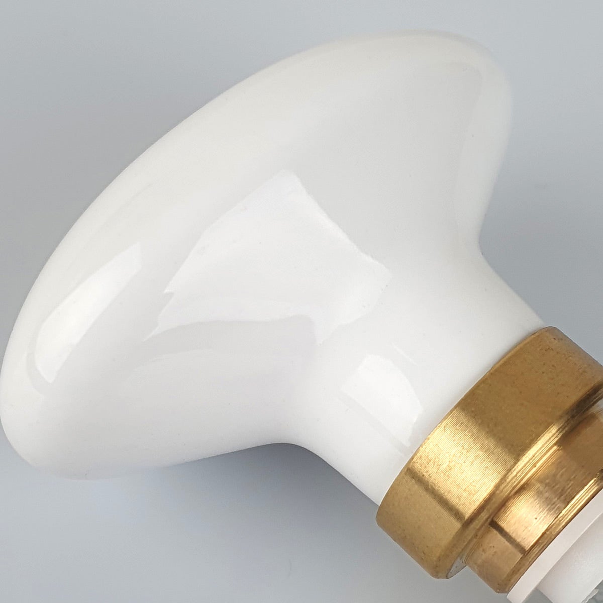 2 boutons de porte intérieure, Porcelaine blanc, Embase dorée, Carré 6 et 7 mm, modèle OLIVE - 7