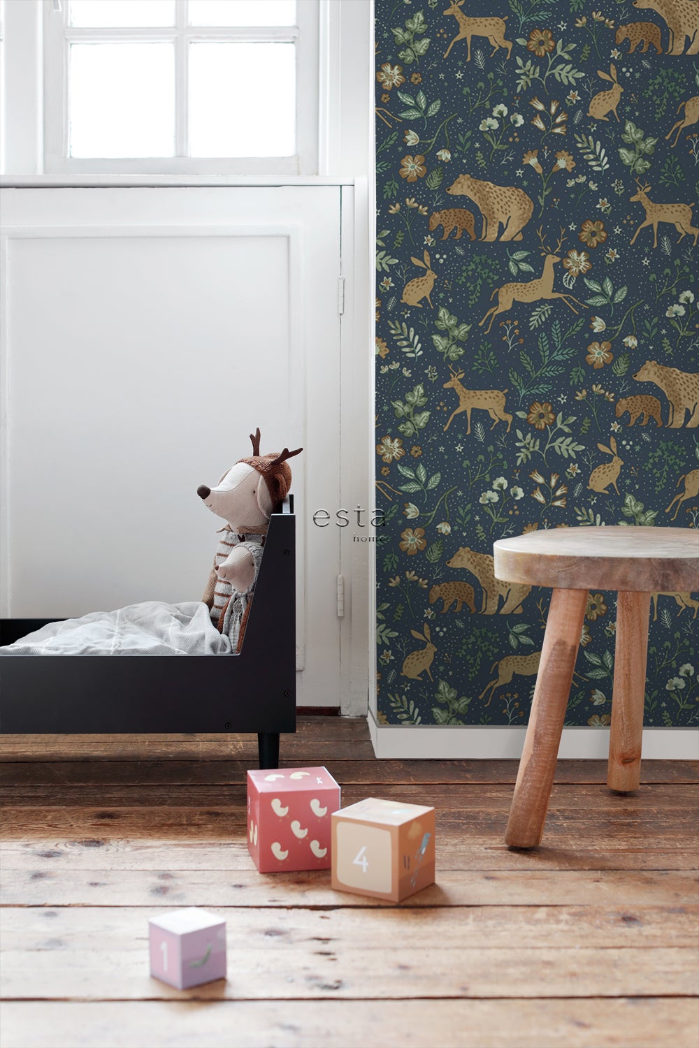 Papier peint forêt avec des animaux de la forêt bleu foncé et beige - 53 cm x 10.05 m - ESTAhome - 2