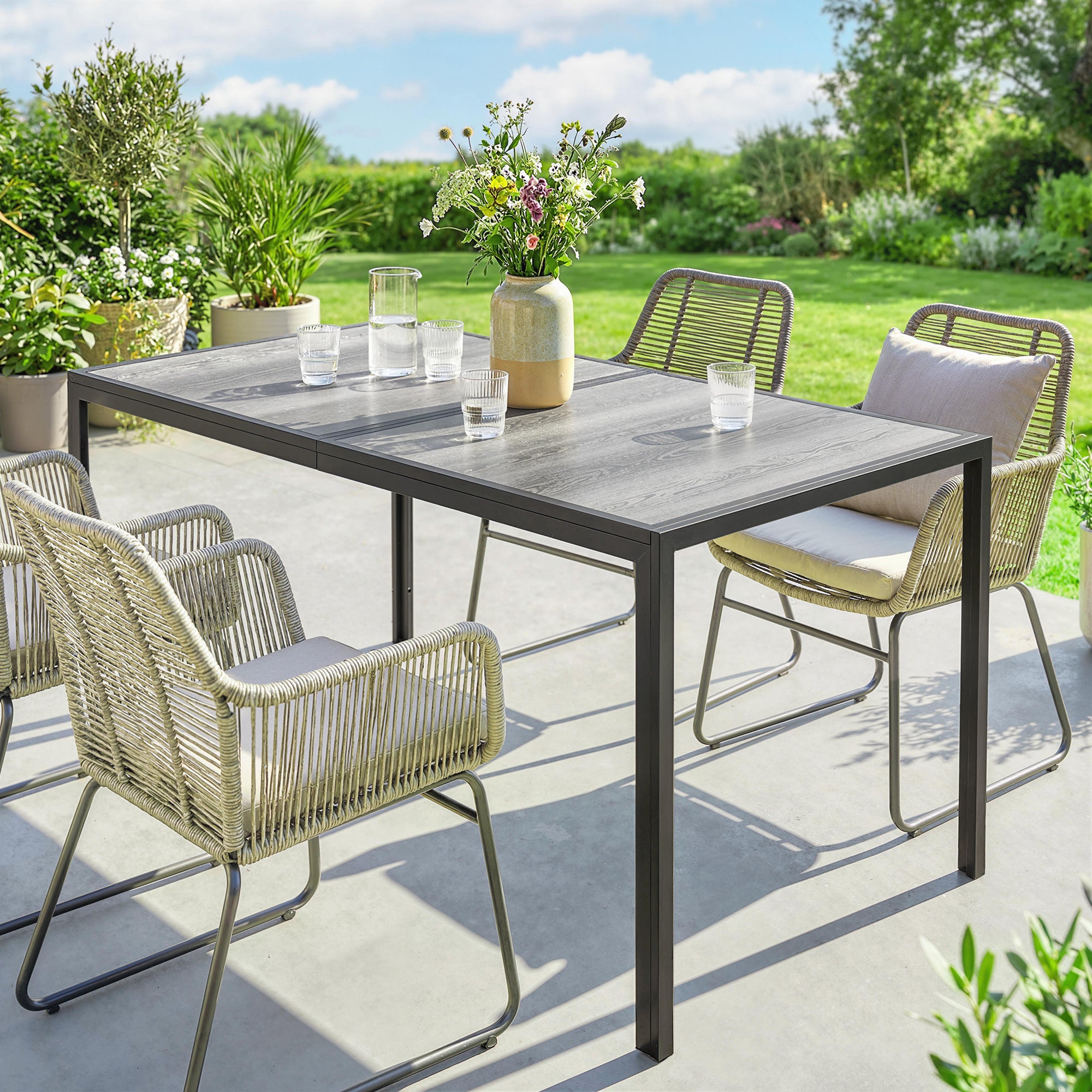 Table de jardin pour 4 à 6 personnes, table de repas d'extérieur avec plateau effet bois, 150 x 80 x 74 cm, grise - 3
