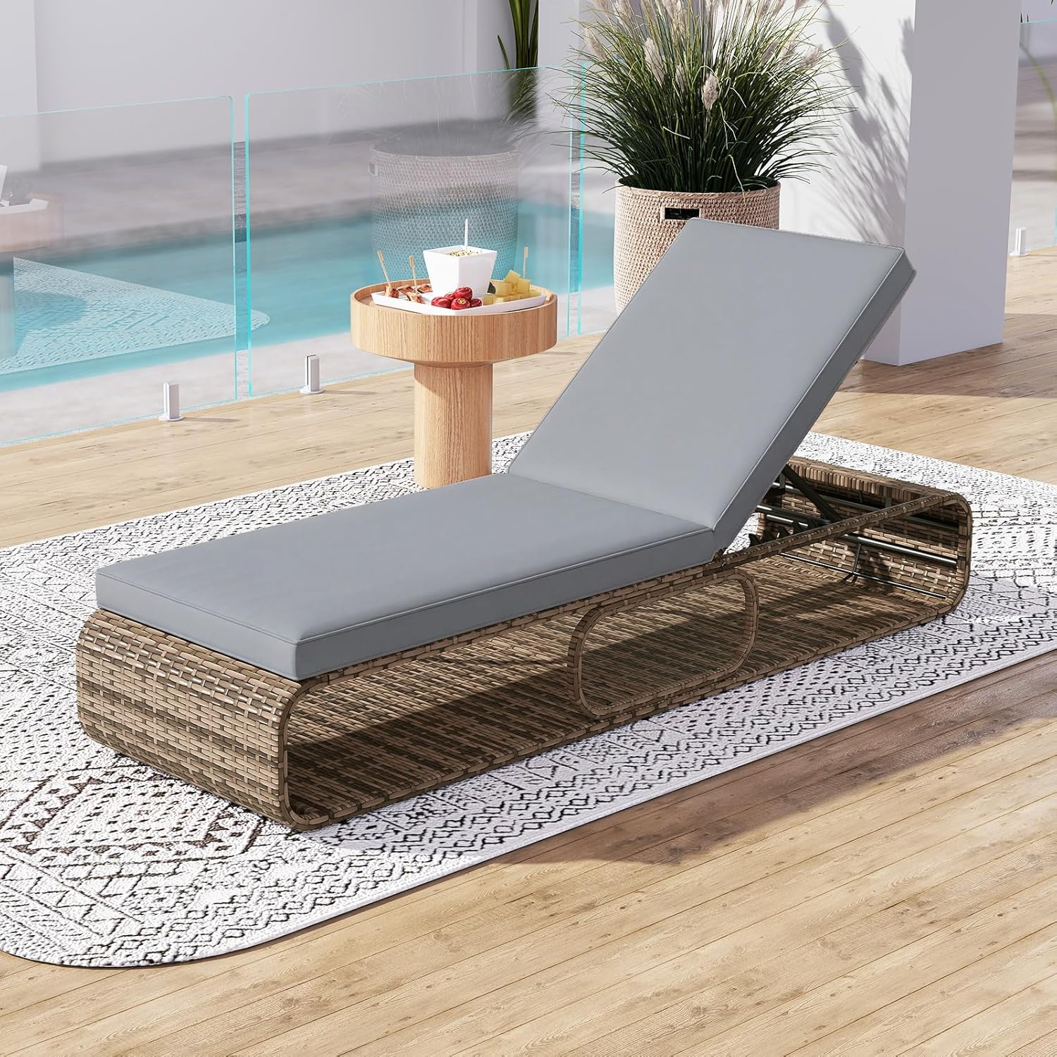 Șezlong de exterior rabatabil în 7 poziții, din răchită PE, cu spătar reglabil, pernă și spațiu de depozitare, capacitate 180 kg, bronzat, gri