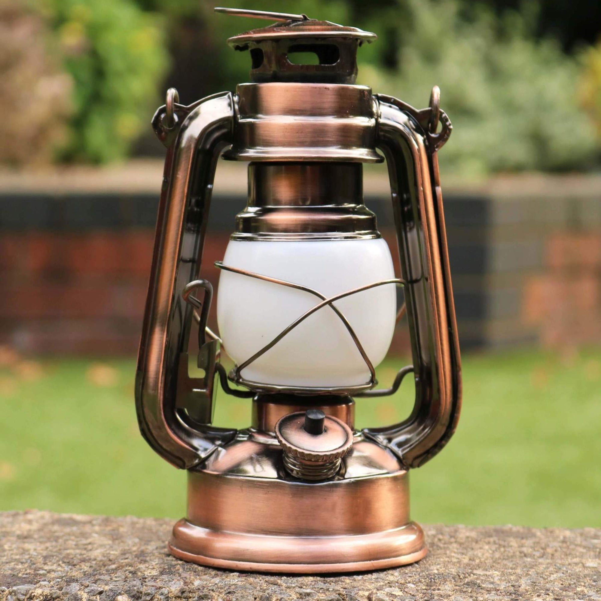 Lanterne Exterieur LED - Lumiere Blanche ou avec Effet de Flammes - Lampe Tempete - 60 Lumens - Design Retro - Etanche - 24 x 15 CM - Finition Laiton - 5