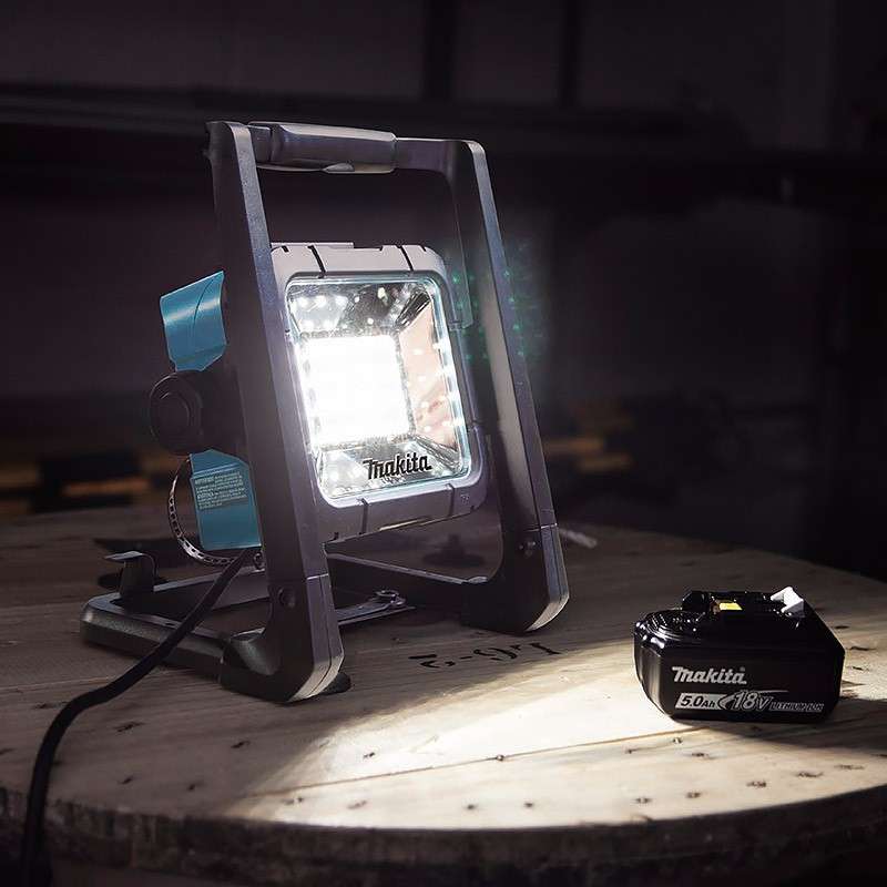 Naświetlacz LED Makita DEADML805 Kompaktowy i wytrzymały, czas pracy 16 godzin - 2