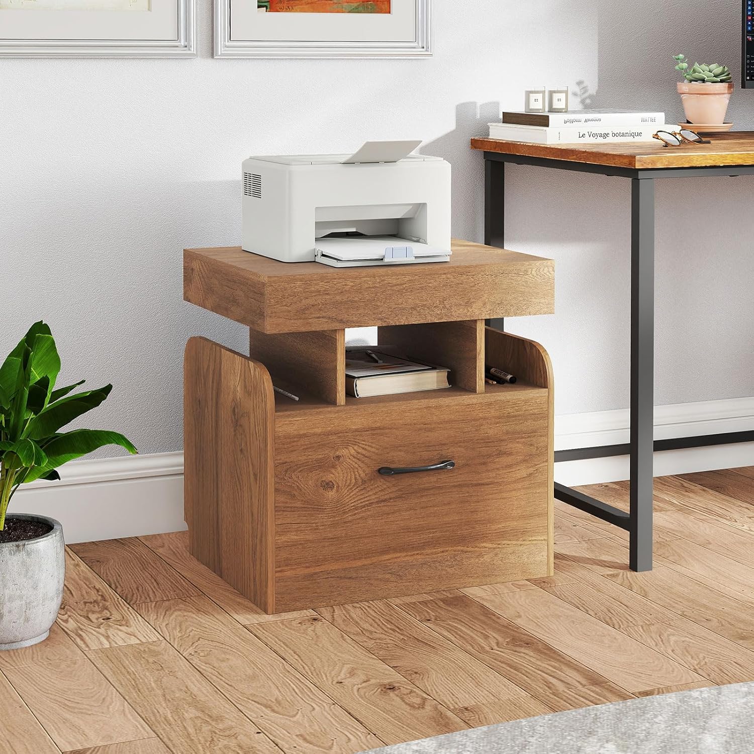 Comodino In Legno Noce Rustico Con Stazione Di Ricarica USB E Prese – Tavolino Con Cassetto Scanalato E Maniglie Oro Per Camera Da Letto (30x39x61 Cm) - 5