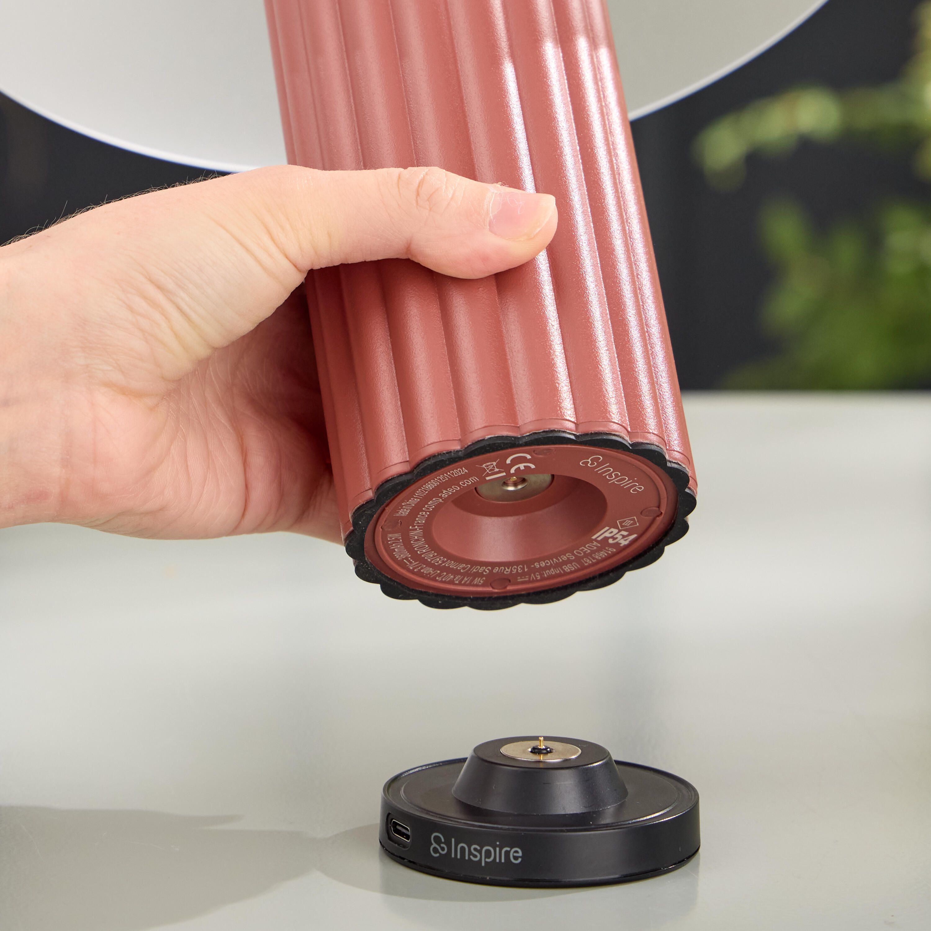Lâmpada solar Doria 400 Lúmenes vermelha INSPIRE - 3
