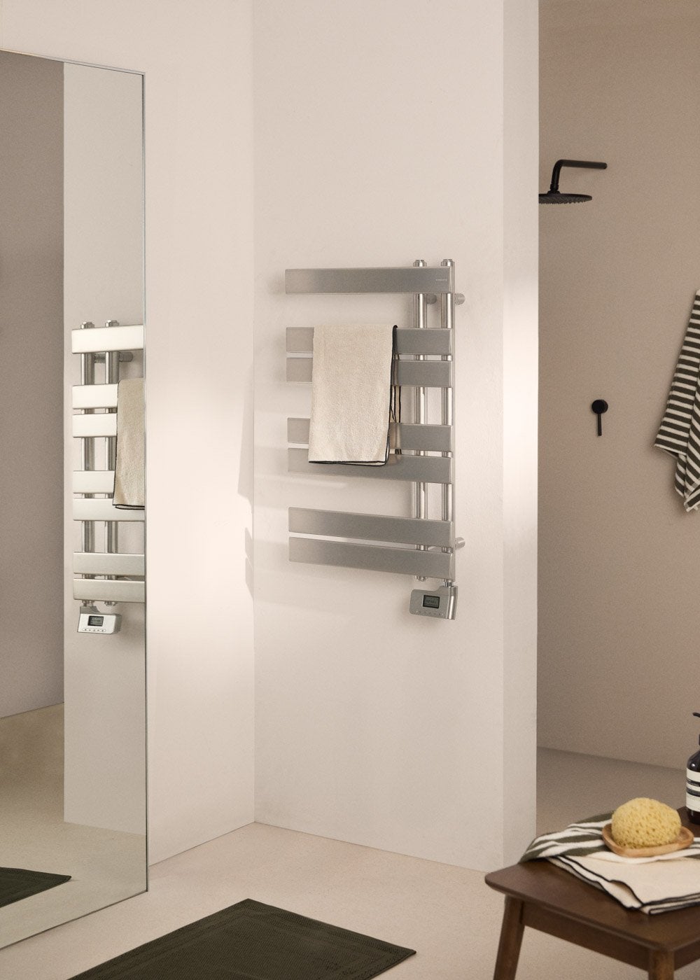 WARM TOWEL MODERN - Elektryczny wieszak na ręczniki olejowe 400W