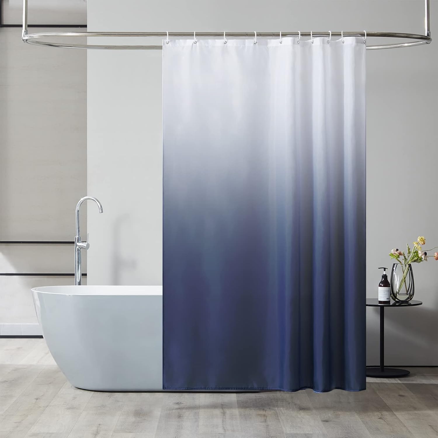 Zasłona prysznicowa anty-pleśniowa, tkanina nadająca się do prania w pralce, wodoodporna, z 12 haczykami, 180x200 cm, ciemnoniebieski gradient