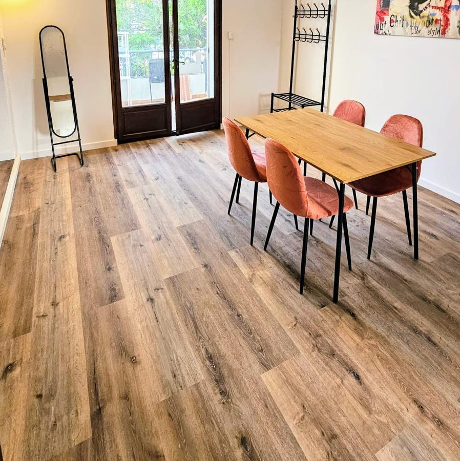 Lames PVC clipsable - sous couche intégrée- Ep. 5,5 mm - GARANTIE 20 ans- Imitation chêne foncé - Dimensions L 122 cm x l 23 cm - 2