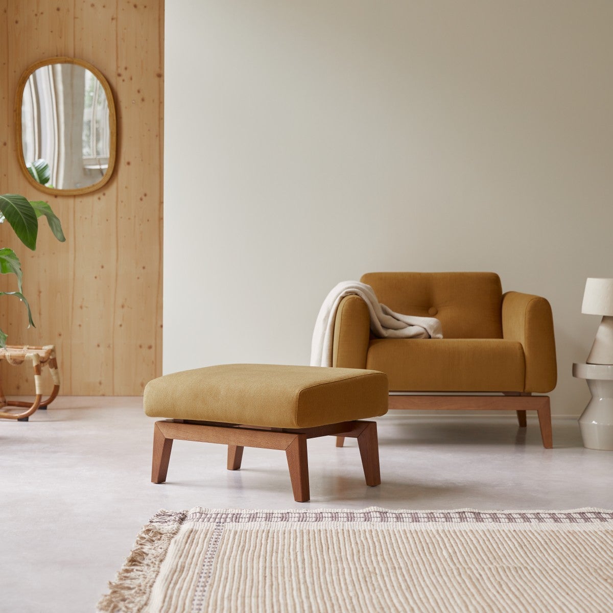 Tikamoon Poggiapiedi in tessuto color senape Bjorn, posto