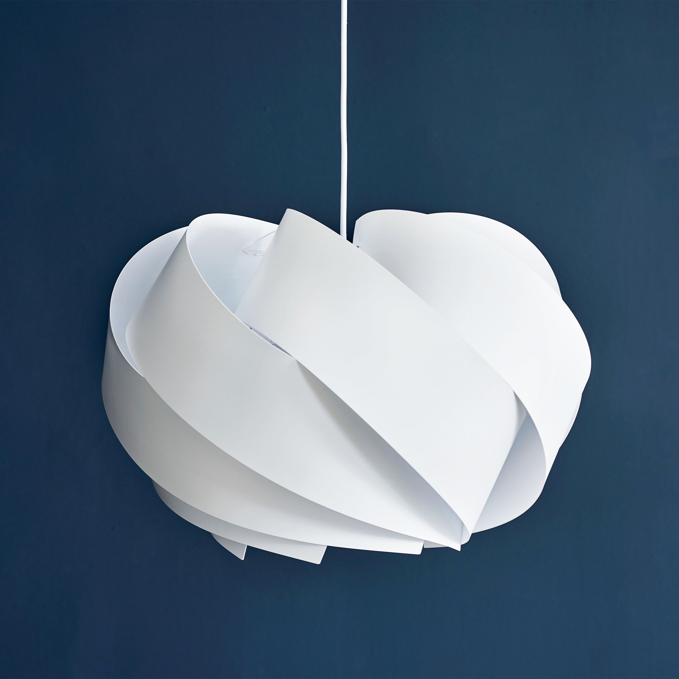 Suspension en acrylique et polycarbonate blanc, h 35 cm d 50 cm Boleo - DYBERG LARSEN - 4