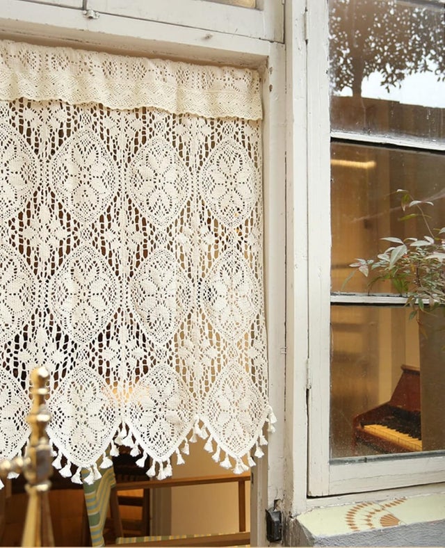 Krótkie, prześwitujące, beżowe bawełniane zasłony do małych okien, koronka szydełkowa, szykowny styl boho, odpowiednie do kuchni, kawiarni, sypialni