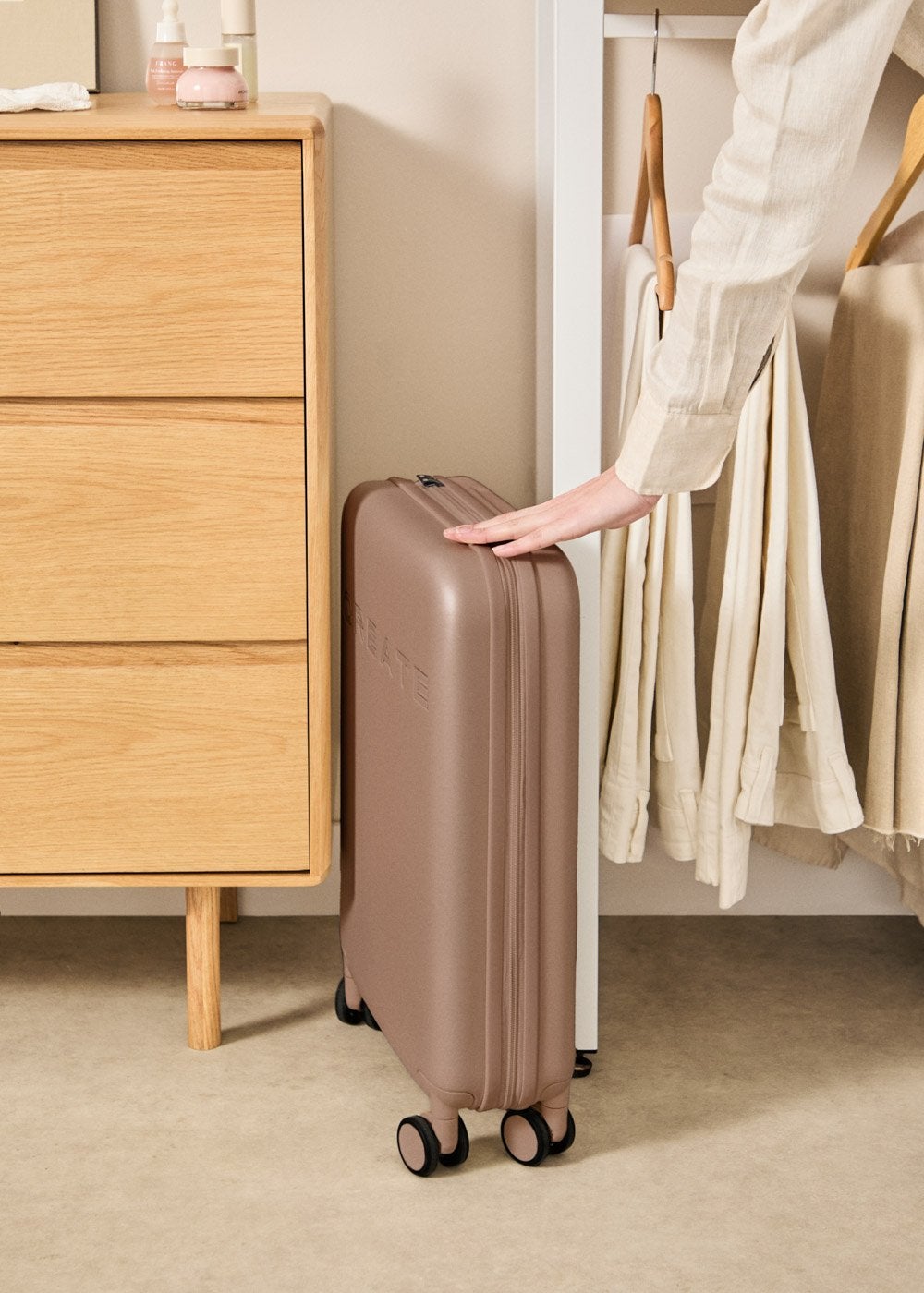 CREATE - LUGGAGE STUDIO FOLDABLE - Składana sztywna walizka kabinowa z poliwęglanu z zamkiem TSA i wielokierunkowymi kółkami - Moka