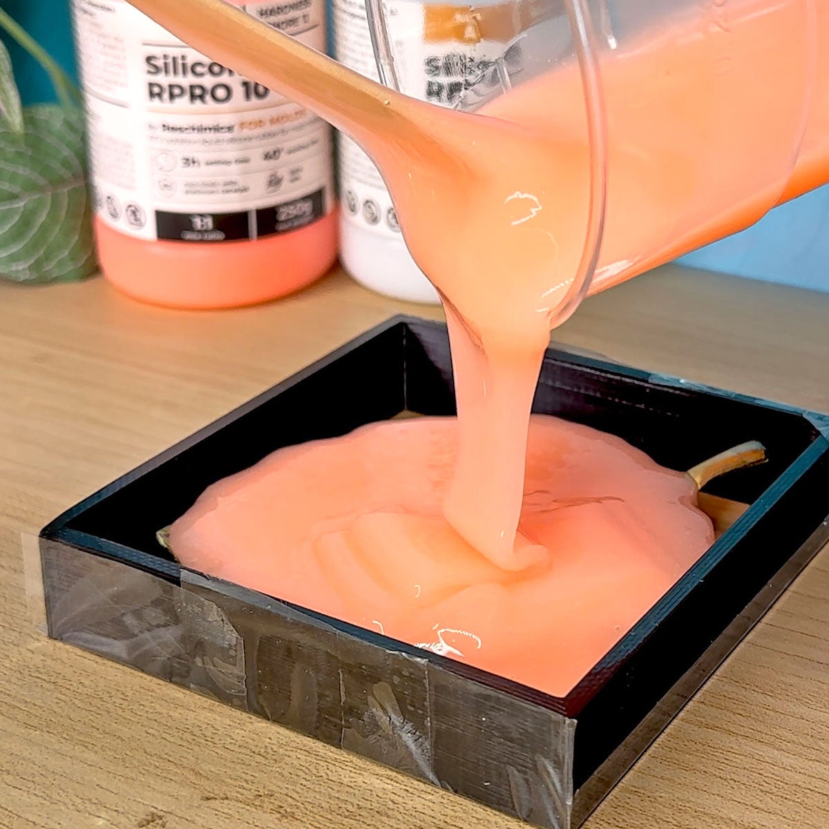 R PRO 10 è una gomma di silicone 1:1 morbida , no tossica, liquida con catalizzatore al platino, alta resistenza agli strappi (2 kg) - 4