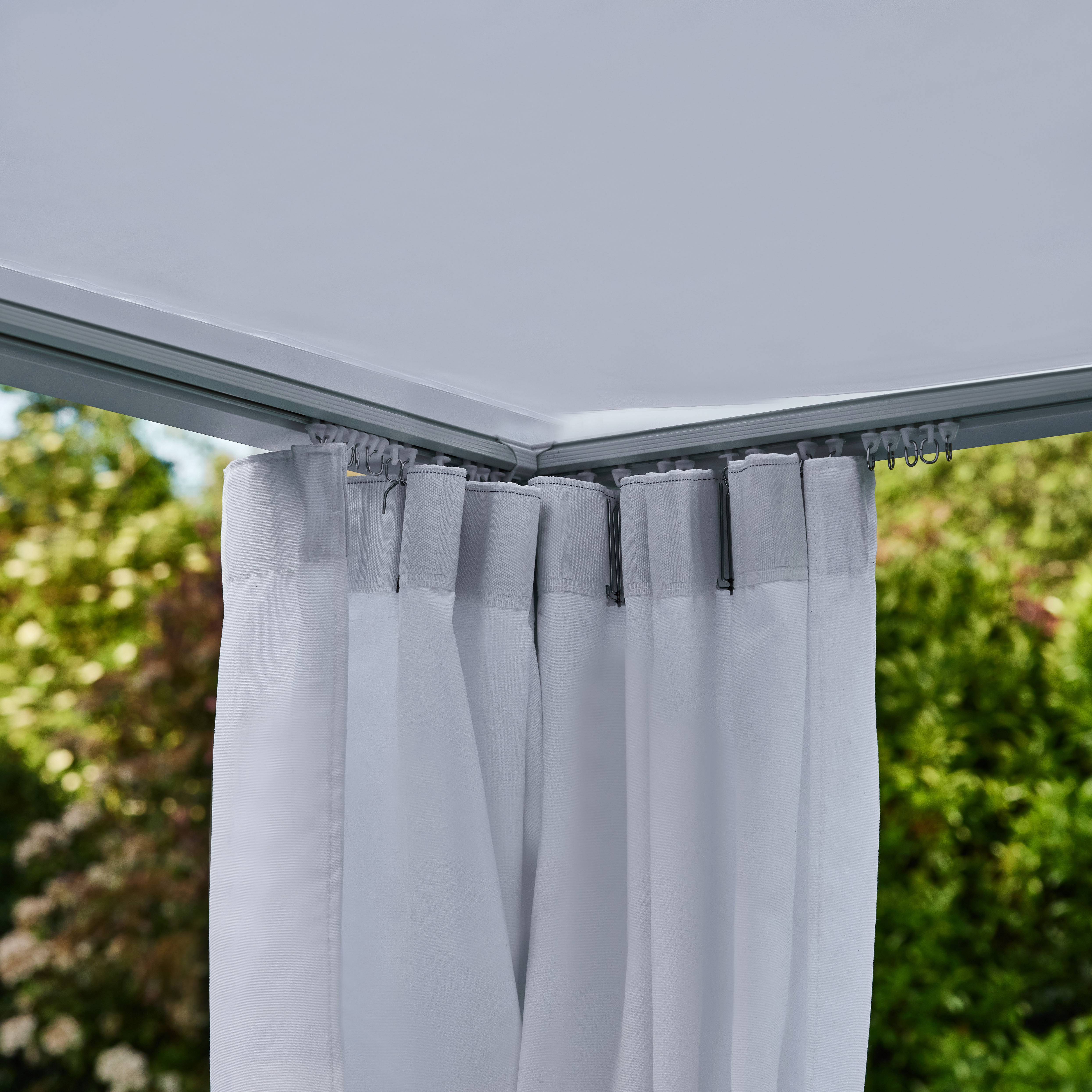 Cama balinesa em alumínio branco e almofadas bege - Balinese - 5