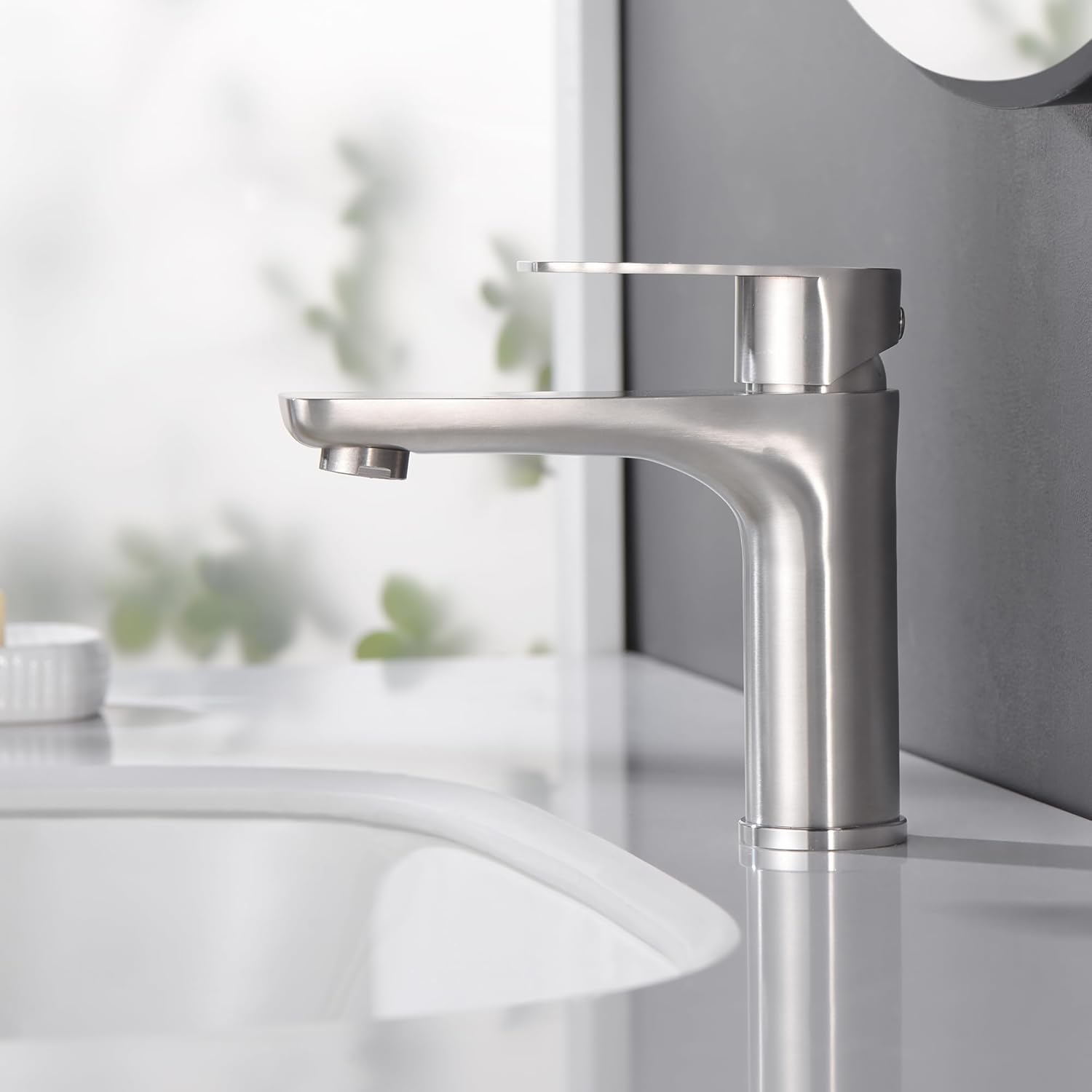 Bateria łazienkowa, bateria umywalkowa, stal nierdzewna, woda ciepła i zimna, szczotkowane srebro, rura doprowadzająca wodę nie jest dołączona.