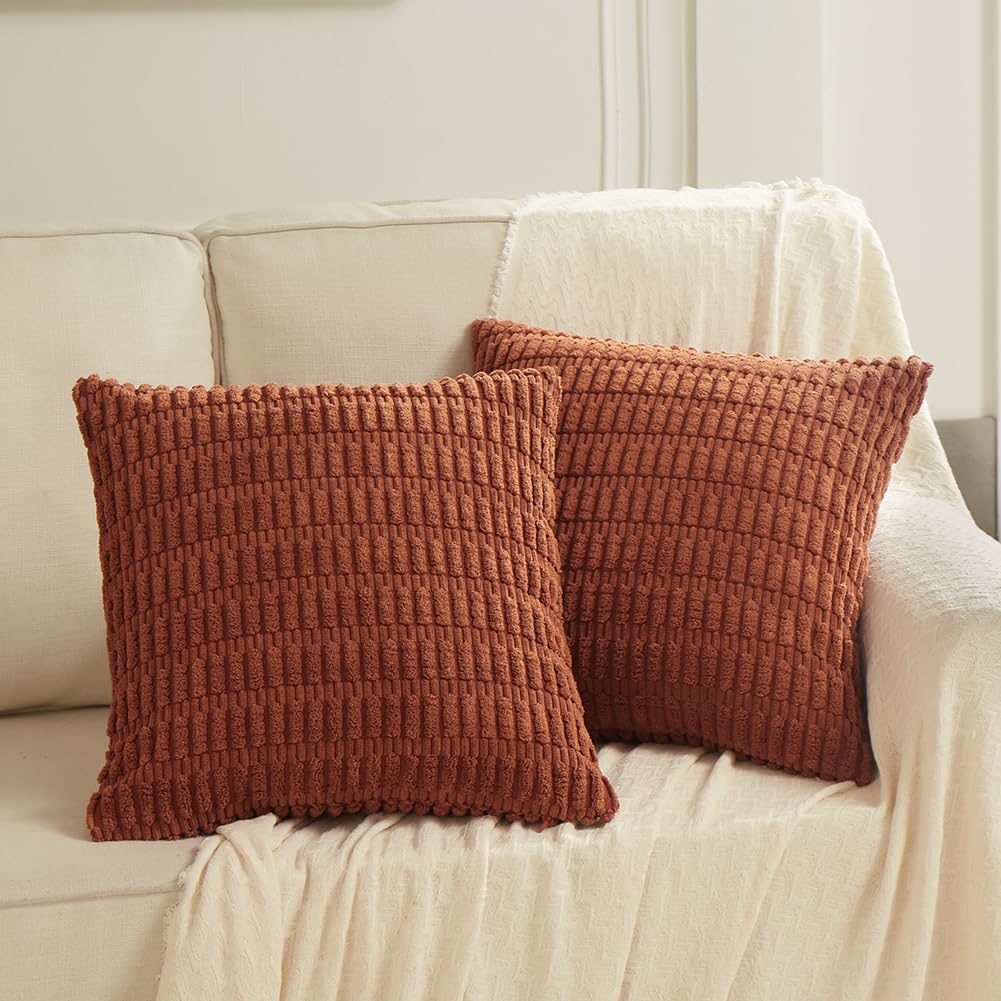 Zestaw 2 dekoracyjnych poszewek na poduszki z miękkiego sztruksu w paski, 45 x 45 cm, rustykalny styl boho, idealny do dekoracji domu.