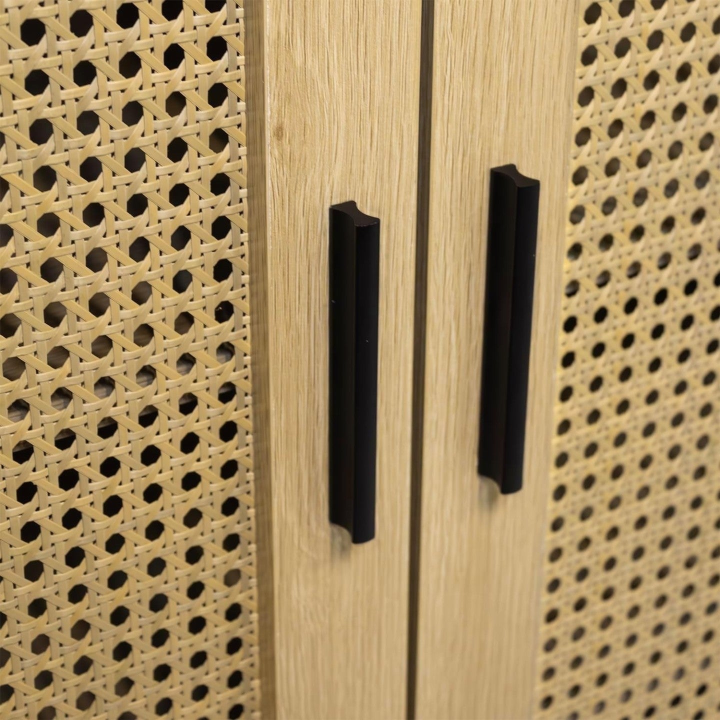 Cómoda de 2 portas com 3 prateleiras, vime de madeira natural 80 x 34 x 96 cm - 8