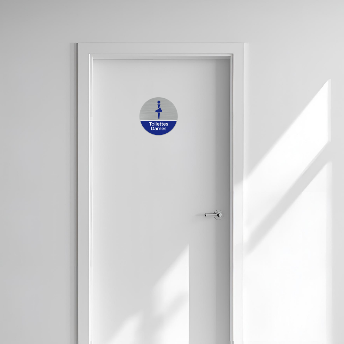 Plaque de porte rond pictogramme wc femmes, Diamètre 76 mm (7,6 cm), Adhésif aspect aluminium brossé | Leroy Merlin