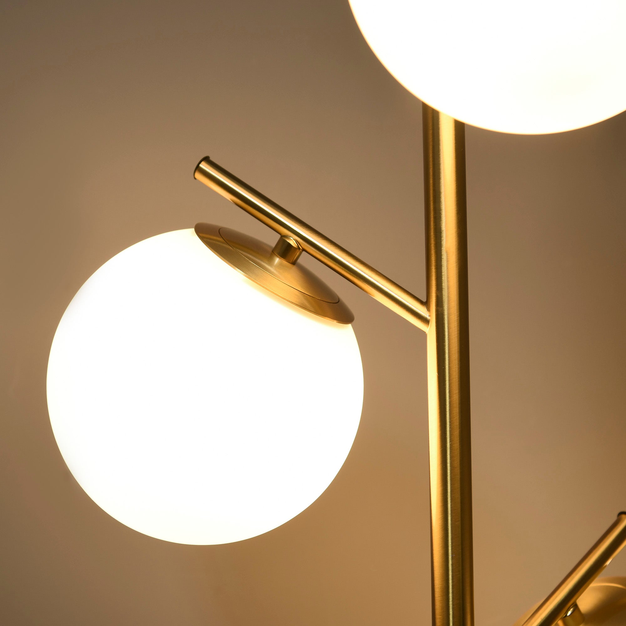 Lampadaire sur pied - HOMCOM - salon métal doré 3 abat-jours globe blanc verre dépoli - métal - Ø 27x169cm - doré - 7